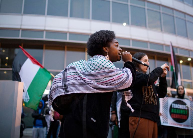 مظاهرة قرب مقر "سي إن إن" في واشنطن رافضة لتغطية الشبكة الحرب على غزة
