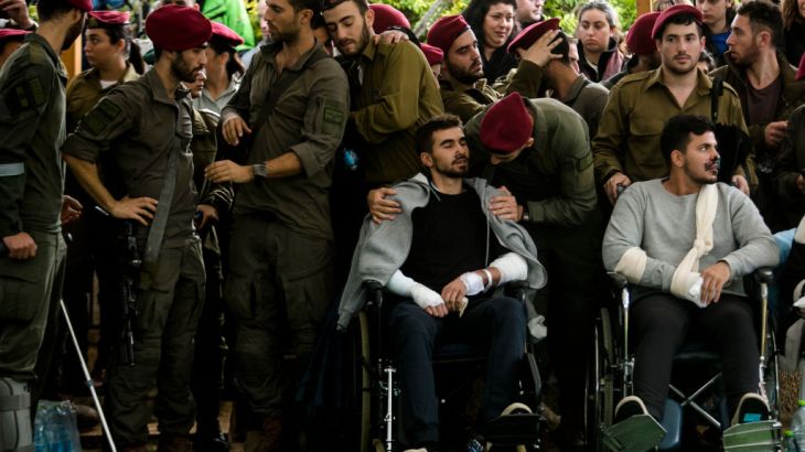 جنود إسرائيليون مصابون يشيعون آخرون قتلوا خلال الحرب على غزة