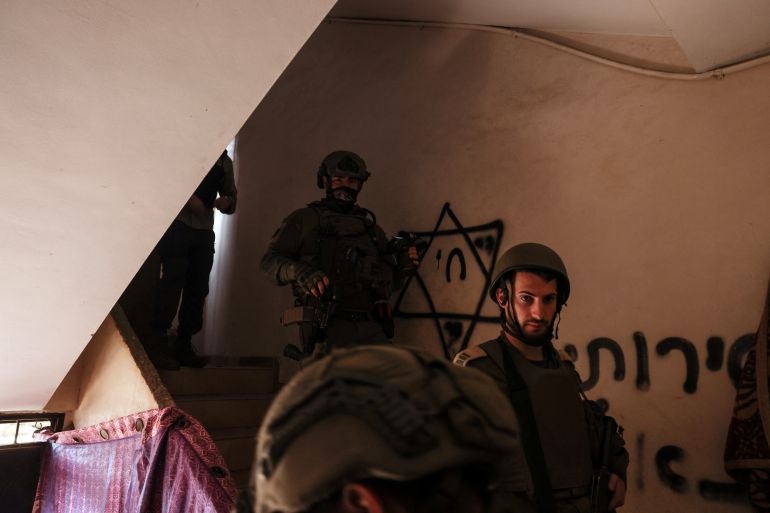 القوات الإسرائيلية تقتحم أحد المنازل في غزة وترسم على الجدار نجمة داوود