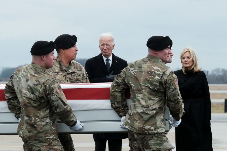 بايدن كان في استقبال جثامين الجنود الأمريكيين الذين قتلوا بعد استهدافهم بطائرة مسيرة في الأردن من جانب حلفاء إيران
