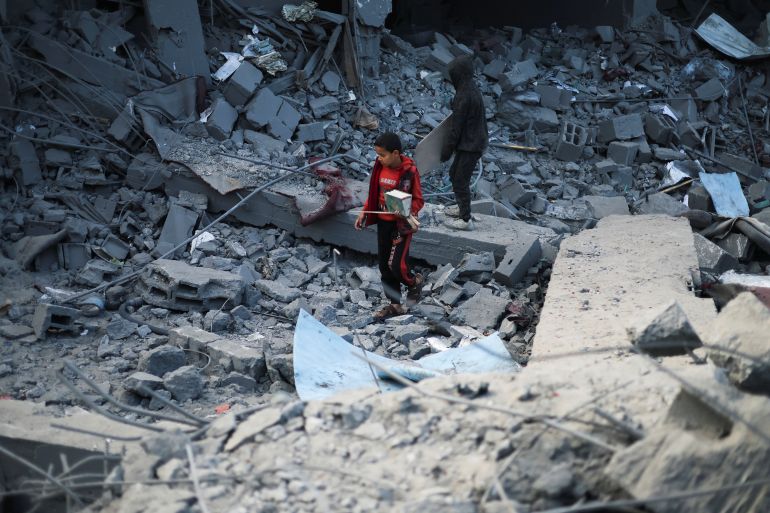 آلاف الأطفال في غزة بين شهيد ونازح