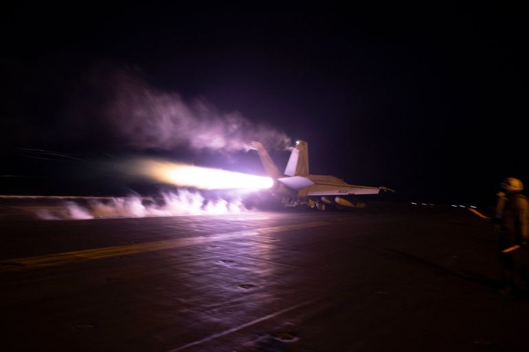 طائرة تابعة للقيادة المركزية الأمريكية أثناء إقلاعها لتوجيه ضربات للحوثيين
