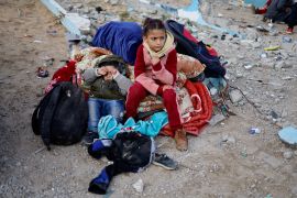 أطفال غزة يعيشون أوضاعا غير إنسانية منذ بداية العدوان الإسرائيلي (رويترز)