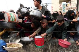 الحصول على وجبة تقي من الجوع صار حلمًا لكثيرين من أطفال غزة (رويترز)