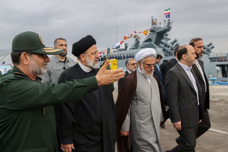 الرئيس الإيراني إبراهيم رئيسي أثناء زيارته لقاعدة بحرية عسكرية في بند عباس