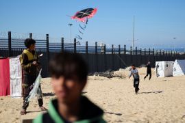 الطائرات الورقية من الألعاب القليلة الباقية لأطفال غزة (رويترز)