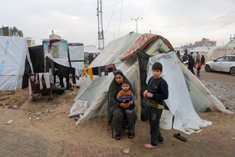 النازحون إلى رفح يعيشون في ظروف بالغة القسوة في مخيمات الإيواء