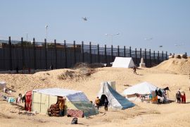 قامت إسرائيل بدفع أكثر من مليون ونصف المليون من أهل غزة نحو رفح على الحدود المصرية (ر ويترز)