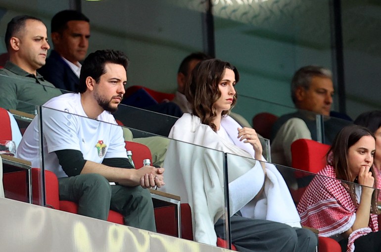 ولي العهد الأردني وزوجته في المدرجات لمشاهدة مباراة الأردن وطاجيكستان