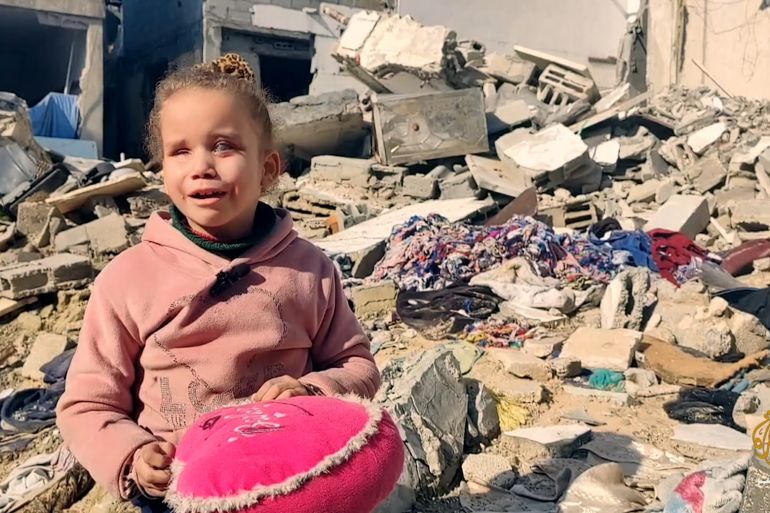 طفلة فلسطينية من قطاع غزة تتحدث للجزيرة مباشر عن أحلامها بعد أن دمر الاحتلال منزل عائلتها.