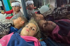 أطفال مصابون جراء قصف إسرائيلي على رفح، جنوبي قطاع غزة (رويترز)