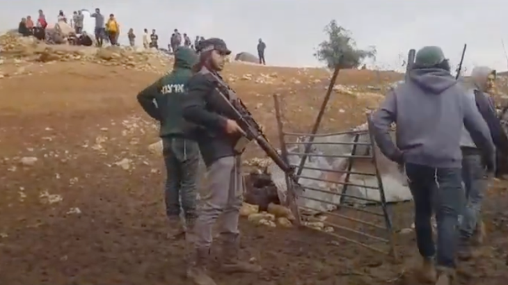 مستوطنون يسرقون مواشي فلسطينيين في الضفة بحماية من قوات الأمن