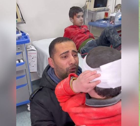 الطبيب الفلسطيني يفاجأ بابنه المصاب في المستشفى