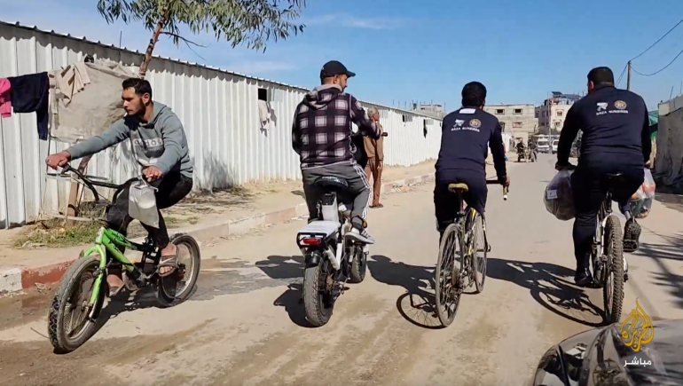 فريق "طيور الشمس" لركوب الدراجات الهوائية في غزة يقدم المساعدات للنازحين