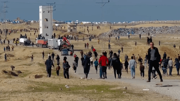 تجمع لفلسطينيين حول شاحنات المساعدات بالقرب من الحدود الفلسطينية المصرية