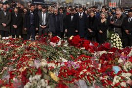 السفراء الأجانب يضعون أكاليل الورود على النصب التذكاري لضحايا هجمات داعش في روسيا (رويترز)