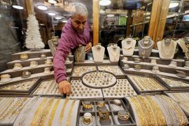 الذهب ملاذ مالي آمن مع تراجع قيمة الجنيه المصري (رويترز)