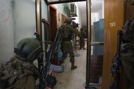جنود الاحتلال الإسرائيلي يقتحمون أحد المنازل في غزة (رويترز)