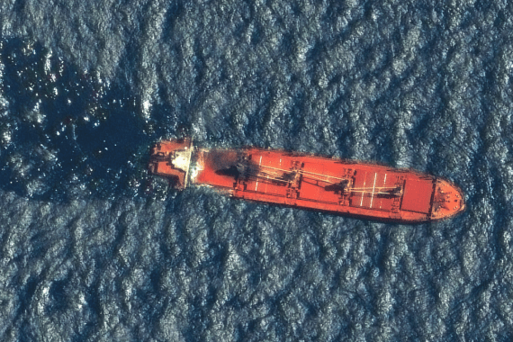 لحظة غرق السفينة البريطانية "روبيمار" في البحر الأحمر بعد قصفها من الحوثيين