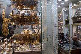 متجر لبيع المشغولات الذهبية في العاصمة المصرية القاهرة (رويترز)