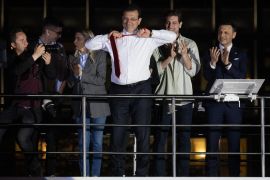 أكرم إمام أوغلو مرشح حزب الشعب الجمهوري لبلدية إسطنبول، يخلع ربطة عنقه محاطًا بأفراد أسرته (غيتي)
