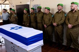 جنود يقفون بالقرب من نعش جندي في جيش الاجتلال الإسرائيلي خلال جنازته (غيتي)