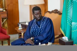 الرئيس السنغالي المنتخب بالزي الشعبي لبلاده (الأناضول)