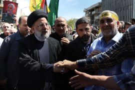الرئيس الإيراني يتلقى العزاء في ضحايا القنصلية (الأناضول)