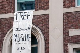 طالب يقف بالقرب من نافذة تحمل لافتة &quot;فلسطين حرة&quot; في قاعة هاملتون بجامعة كولومبيا (رويترز)