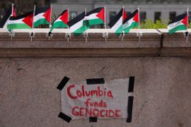 لافتة في جامعة كولومبيا بالقرب من مخيم احتجاج في الحرم الجامعي الرئيسي لدعم الفلسطينيين (رويترز)