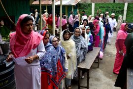 هنديات في انتظار الإدلاء بأصواتهن في المرحلة الأولى من الانتخابات (رويترز)