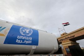 شاحنة تابعة لوكالة (الأونروا) تعبر إلى مصر عند معبر رفح، خلال هدنة مؤقتة بين حماس وإسرائيل، في رفح، مصر. 27 نوفمبر/تشرين الثاني 2023 (رويترز)