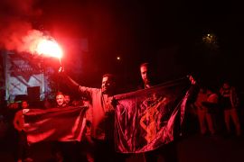 إيرانيون يحتفلون في طهران، بعد هجوم الحرس الثوري الإيراني على إسرائيل (رويترز)