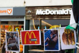 مظاهرات أمام فروع سلسلة الوجبات السريعة &quot;ماكدونالدز&quot; في مدن هولندية مختلفة. (الأناضول)
