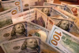 سعر الدولار شبه ثابت في البنوك المصرية الرسمية (غيتي)