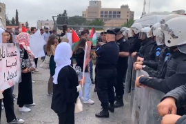 أمن السلطة الفلسطينية يشتبك مع متظاهرين أمام السفارة الكندية (الجزيرة مباشر)
