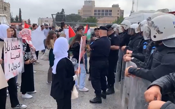 أمن السلطة الفلسطينية يشتبك مع متظاهرين أمام السفارة الكندية