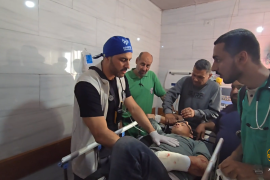 الطبيب الإسباني هشام الغاوي يعالج أحد الجرحى (الجزيرة مباشر)