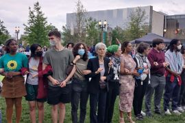 مرشحة الرئاسة الأمريكية تقف مع الطلاب المحتجين في جامعة واشنطن قبل بدء الاعتقالات (منصات التواصل)