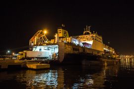 شاحنة تنطلق من سفينة تركية راسية في ميناء حيفا شمالي إسرائيل (رويترز)