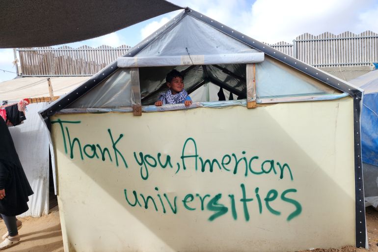 نازح يدون على الخيام عبارات شكر للطلاب الجامعيين المتضامنين مع غزة في أمريكا