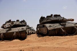 دبابات الاحتلال الإسرائيلي قرب حدود قطاع غزة (رويترز)