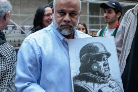 الزميل وائل الدحدوح يحمل رسمًا له في تكريمه قبل أيام (Unmute Gaza)