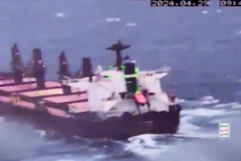 لحظة استهداف مسيّرة تابعة للحوثي سفينة في البحر الأحمر (الجزيرة مباشر)