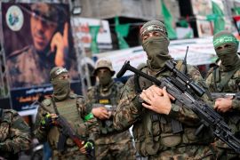 عناصر من كتائب عز الدين القسام في استعراض عسكري (رويترز)
