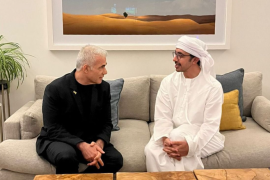 وزير الخارجية الإماراتي، عبد الله بن زايد (يمين) يلتقي زعيم المعارضة الإسرائيلية يائير لابيد (وسائل التواصل)