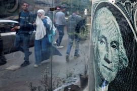 سعر صرف الدولار ثابت تقريبًا في السوق المصرية (رويترز)