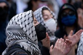 طلاب مناصرون لفلسطين يتظاهرون في جامعة كولومبيا (رويترز)