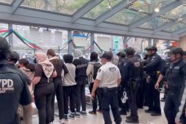 ضباط شرطة نيويورك يحتجزون متظاهرين مؤيدين للفلسطينيين يتظاهرون داخل مبنى جامعة فوردهام (رويترز)