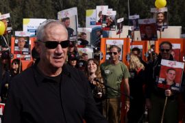 غانتس اثناء مشاركته في مسيرة لأهالي الأسرى في غزة (رويترز)